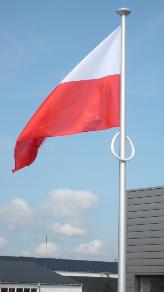 maszt z flagą polski