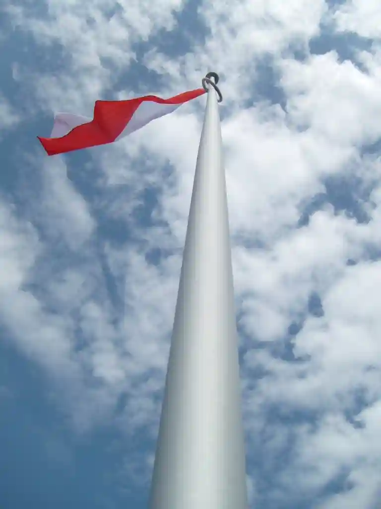 maszt stożkowy aluminiowy z flagą polski