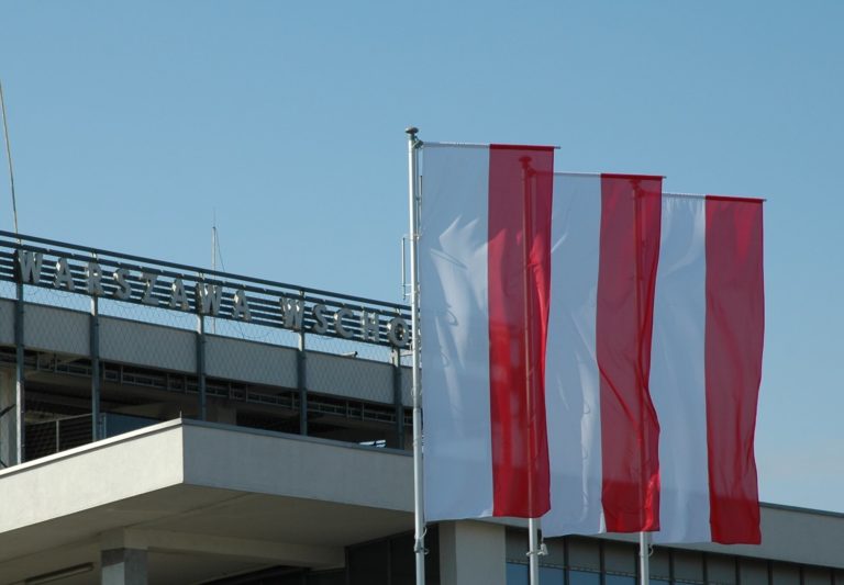 maszty alumniowe z flagami polski