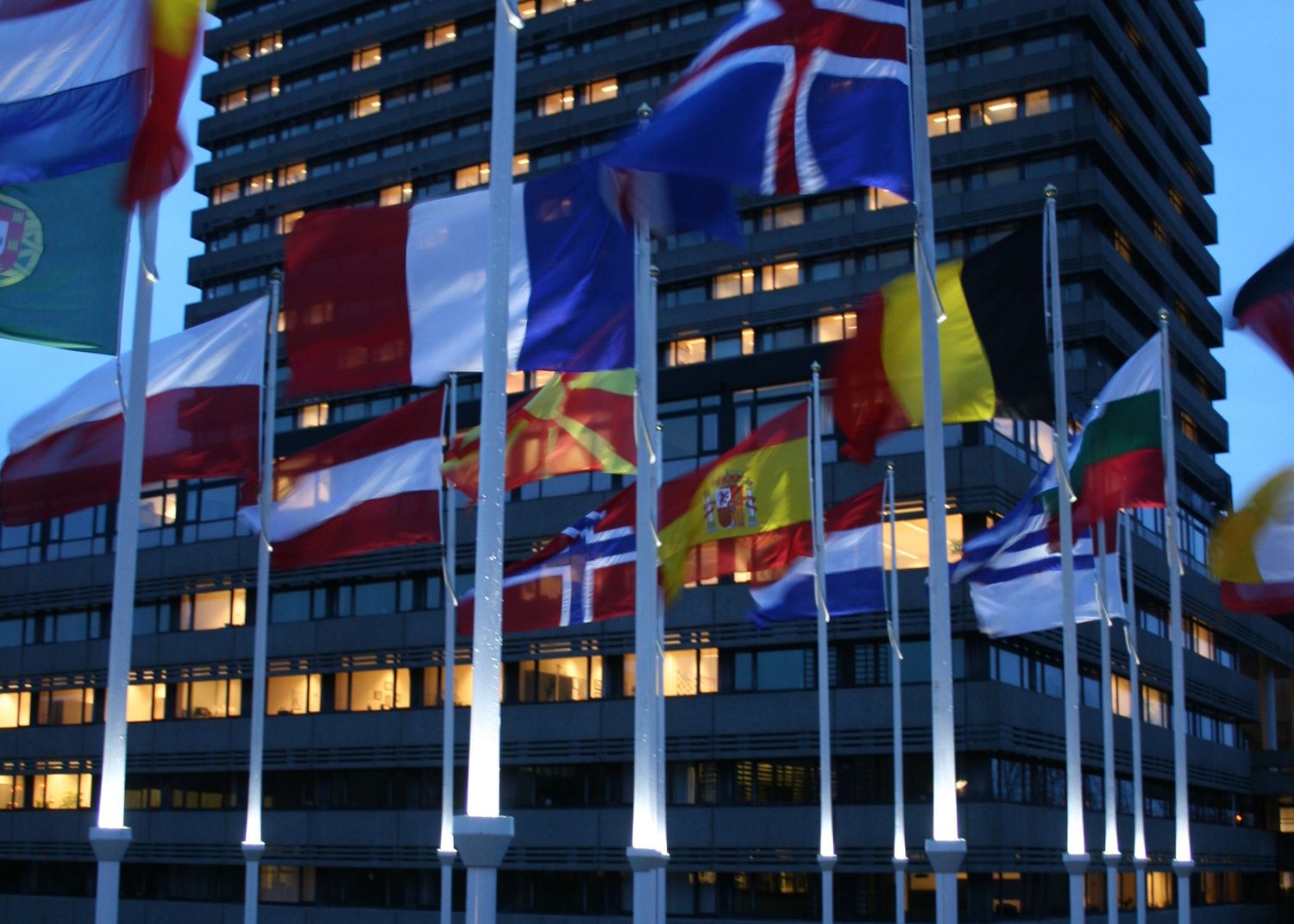 Oświetlenie flag i masztów – Konieczność oświetlania flagi.